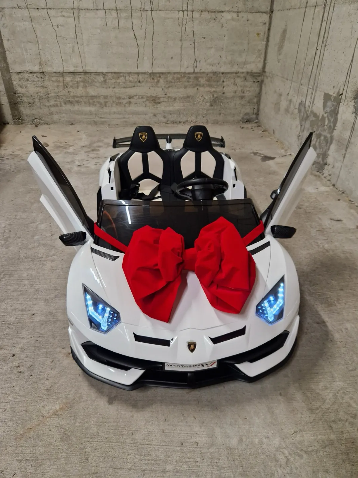 Детска кола Lamborghini с червена панделка