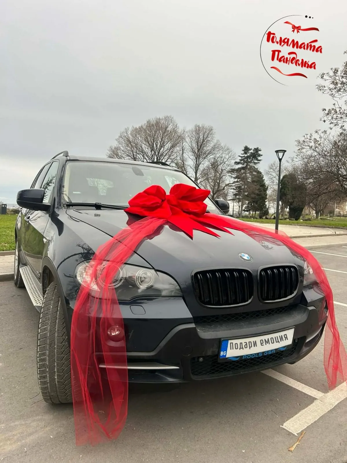 Черно BMW X5 с червена велурена панделка